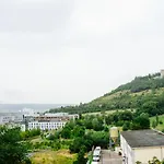 Demakorihome, Uniklinik & Vor Der Tuer