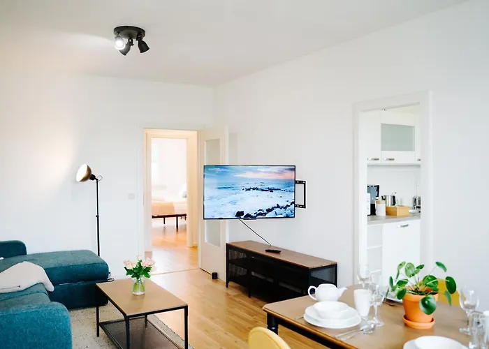 Demakorihome, Uniklinik & Vor Der Tuer