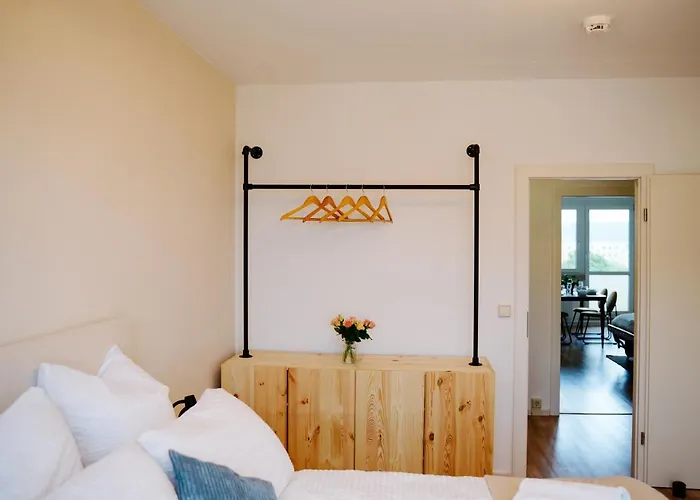 Demakorihome, Uniklinik & Vor Der Tuer